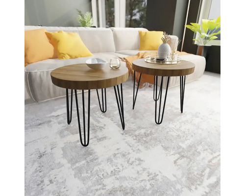 Dva kulaté konferenční stolky s dřevěnou deskou a černými kovovými nohami stojí v obývacím pokoji.