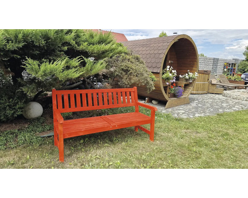 Zahradní pohled s dřevěnou lavicí a sudovou saunou