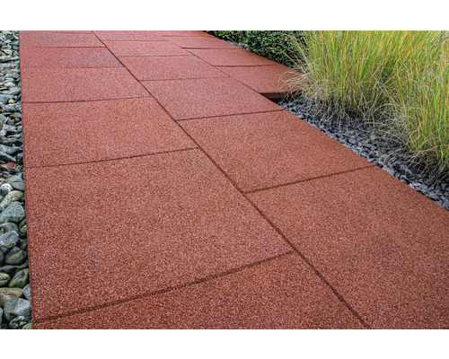 Cesta z gumových desek se štěrkem a trávou