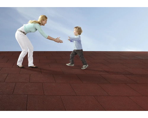 Matka a dítě na terasových dlaždicích na zahradě