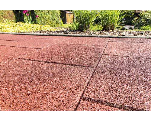 Terasa s gumovými dlaždicemi v zahradě