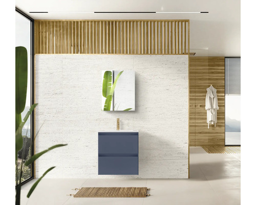 Moderní koupelna s modrou skříňkou pod umyvadlo a zrcadlem