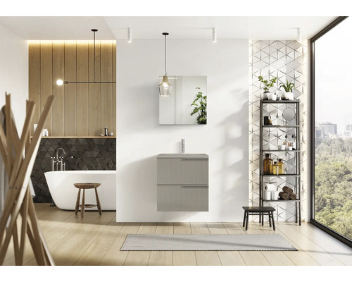 Světlá koupelna s umyvadlem, zrcadlovou skříňkou, regálem a volně stojící vanou