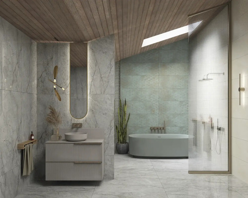 Moderní koupelna s vanou, umyvadlovou skříňkou, zrcadlem a stropem s dřevěnými trámy.