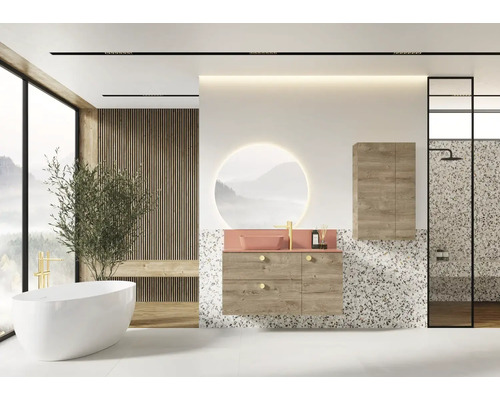 Světlá koupelna s vanou, umyvadlem, zrcadlovou skříňkou a sprchou