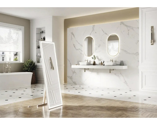 Moderní koupelna s volně stojící vanou, umyvadlem se zrcadly a stojacím zrcadlem