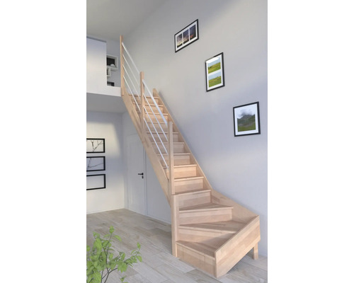 Dřevěné schodiště se zábradlím ve světlé místnosti