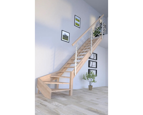 Dřevěné schodiště se zábradlím ve světlé místnosti