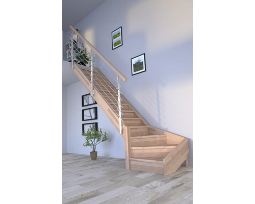 Dřevěné schodiště s kovovým zábradlím ve světlé místnosti