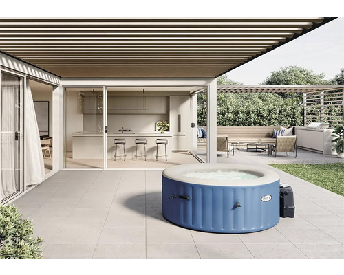 Nafukovací vířivka na terase s posezením a kuchyní v pozadí