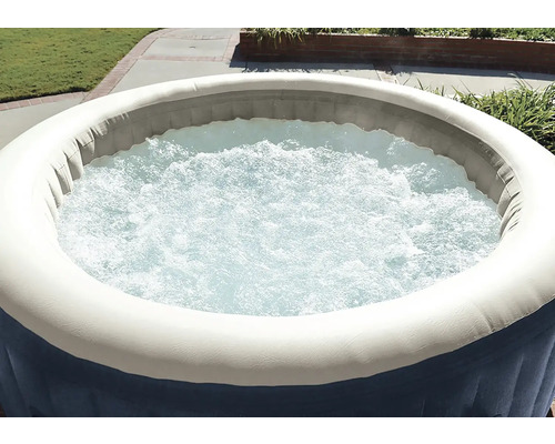 Nafukovací kulatá vířivka naplněná vodou