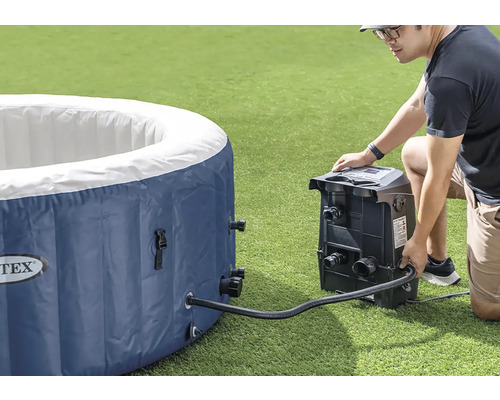 Nafukovací vířivka připojovaná osobou k filtračnímu čerpadlu.