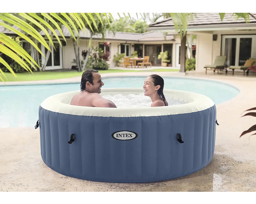 Nafukovací vířivka značky Intex se dvěma osobami na zahradě