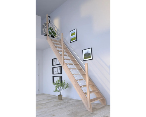 Dřevěné schodiště s kovovým zábradlím v světlé místnosti.