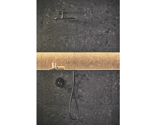 Obložená sprcha s hlavovou a ruční sprchou