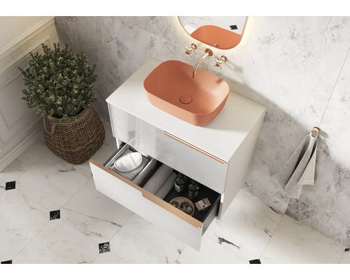 Koupelna s bílou umyvadlovou skříňkou, otevřenou zásuvkou, oranžovým umyvadlem na desku a dekorací