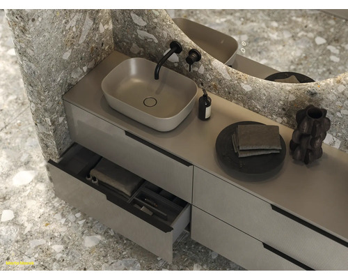 Koupelna s umyvadlem, umyvadlovou mísou a zrcadlem