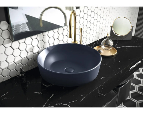 Moderní koupelna s umyvadlem na desku, vodovodní baterií a zrcadlem