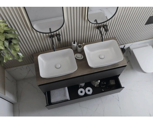 Koupelna s dvojitým umyvadlem, skříňkou a zrcadly