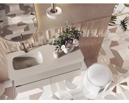 Světlá koupelna s umyvadlem, zrcadlem a vzorovanými dlaždicemi