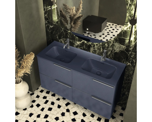 Koupelna s modrou skříňkou pod umyvadlo, dvě umyvadla a mramorovou stěnu