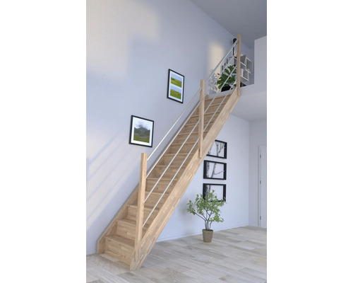 Dřevěné schodiště se zábradlím ve světlé místnosti.