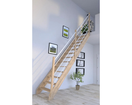 Dřevěné schodiště s bílým zábradlím v světlé místnosti