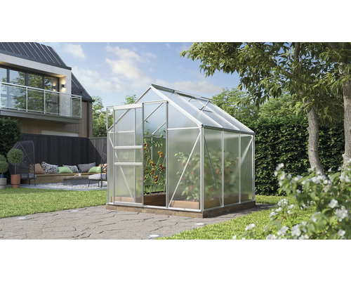 Skleník na zahradě s rostlinami