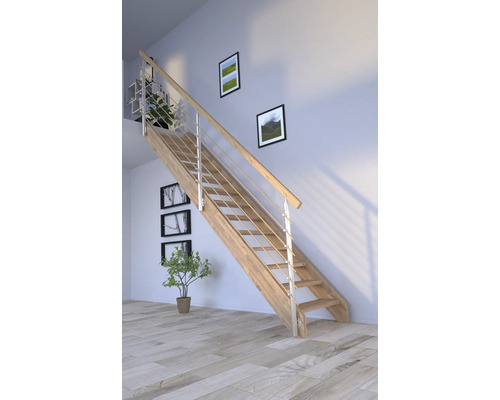 Dřevěné schodiště s kovovým zábradlím ve světlé místnosti.