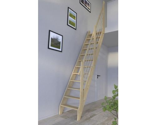 Přímé dřevěné schodiště se zábradlím v interiéru