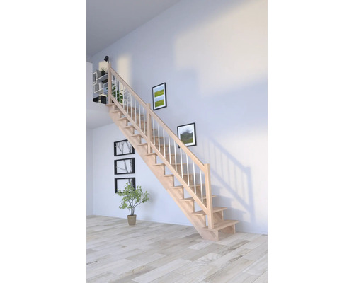 Dřevěné schodiště se zábradlím ve světlé místnosti.