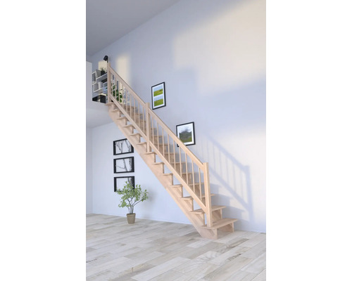 Dřevěné schodiště se zábradlím ve světlé místnosti