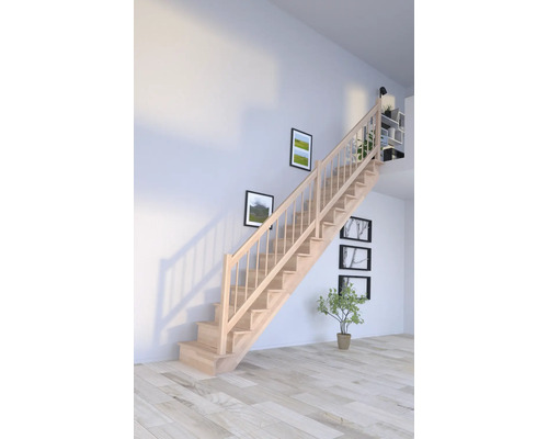 Dřevěné schodiště ve světlé místnosti s dřevěnou podlahou a dekorací stěn