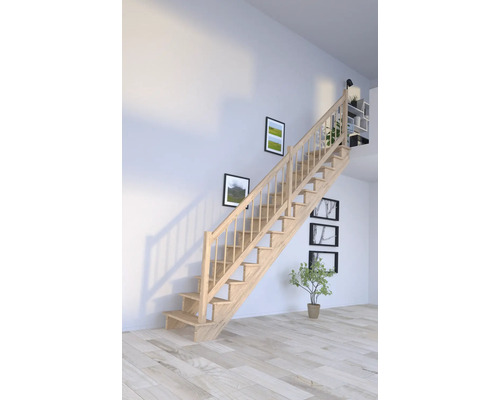 Dřevěné schodiště ve světlé místnosti s dřevěnou podlahou