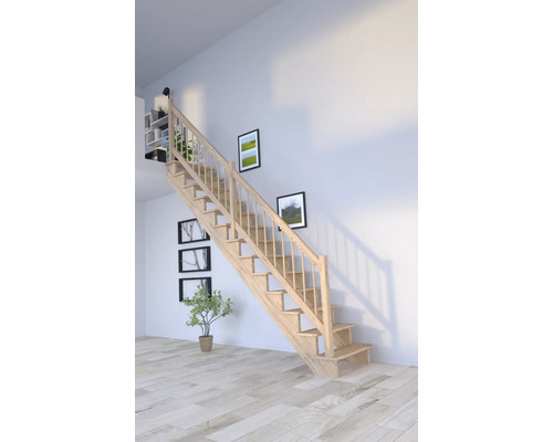 Světlé dřevěné schodiště ve světlé místnosti s dekoracemi na zdi.