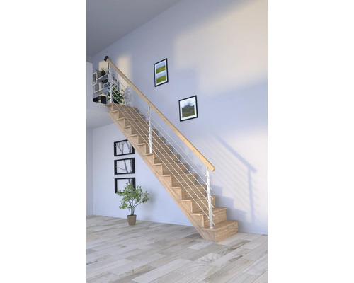 Dřevěné schodiště se zábradlím ve světlé místnosti