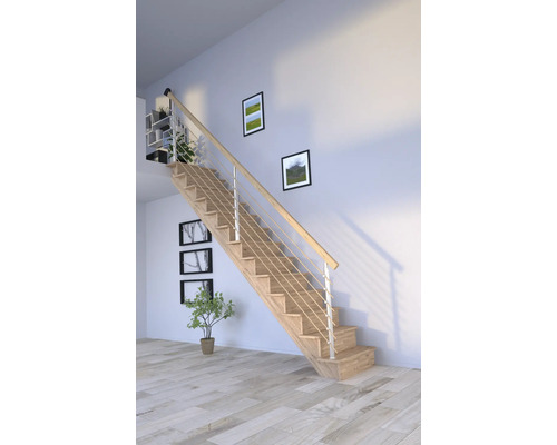 Dřevěné schodiště se zábradlím ve světlé místnosti.