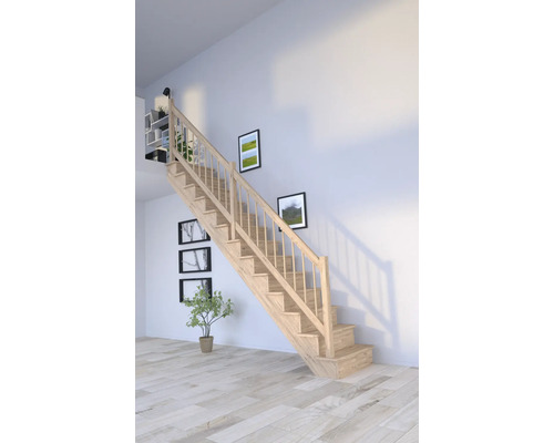 Dřevěné schodiště se zábradlím ve světlé místnosti