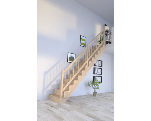 Světelné dřevěné schodiště v interiéru s dekoracemi