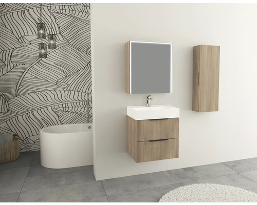 Koupelna s umyvadlovou skříňkou, zrcadlovou skříňkou a vysokou skříňkou v dřevěném vzhledu před vzorovanou tapetou