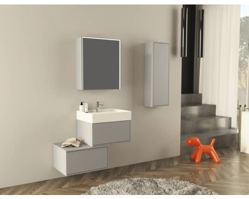 Moderní koupelna s umyvadlem, zrcadlovou skříňkou a vysokou skříní