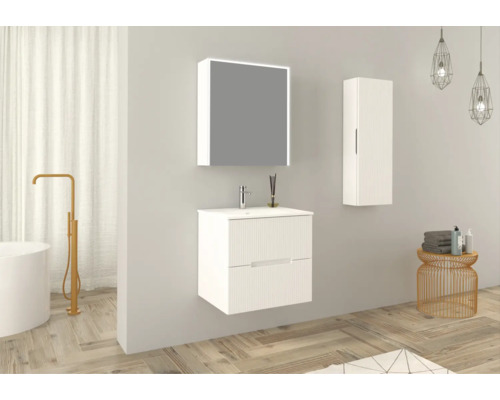 Koupelna s umyvadlem, zrcadlovou skříňkou a závěsnou skříňkou