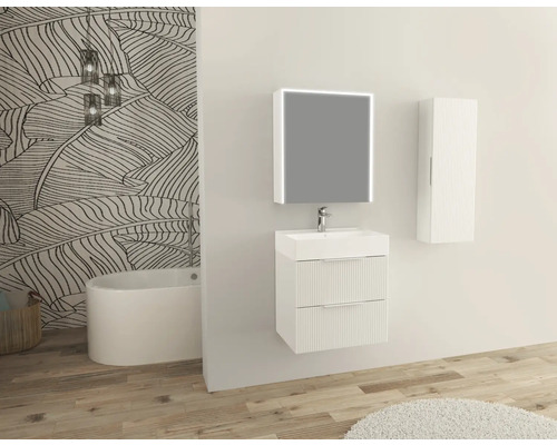 Koupelna s umyvadlem, zrcadlem, vysokou skříňkou a vanou