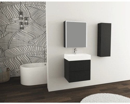 Koupelna s umyvadlovou skříňkou, zrcadlem, závěsnou skříňkou, vanou a dekorativní nástěnnou dekorací