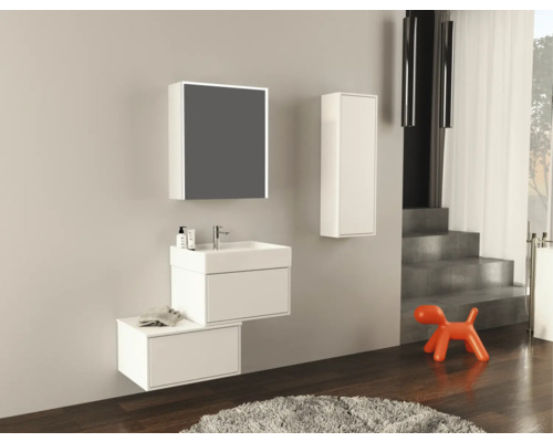 Moderní koupelna s umyvadlem, zrcadlem a vysokou skříňkou