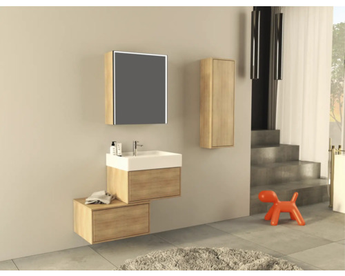 Moderní koupelna s umyvadlem, zrcadlovou skříňkou a vysokou skříní ze dřeva