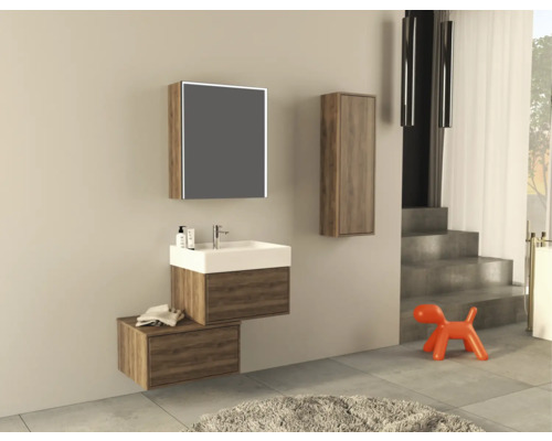 Koupelna s umyvadlem, zrcadlovou skříňkou a závěsnou skříňkou v dřevěném provedení