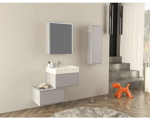 Moderní koupelna s umyvadlovou skříňkou, zrcadlovou skříňkou a vysokou skříňkou