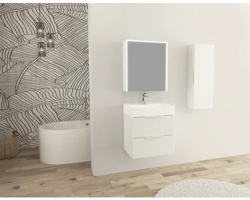 Koupelna s umyvadlovou skříňkou, zrcadlem, závěsnou skříňkou a vanou