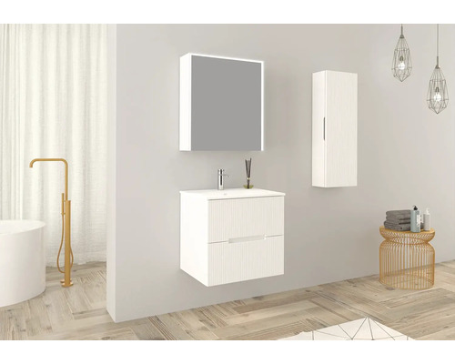 Světlá koupelna s umyvadlovou skříňkou, zrcadlovou skříňkou a vysokou skříňkou